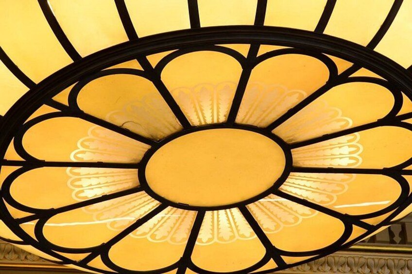 Un lustre orné de motifs floraux et doté d’une source de lumière centrale. 4