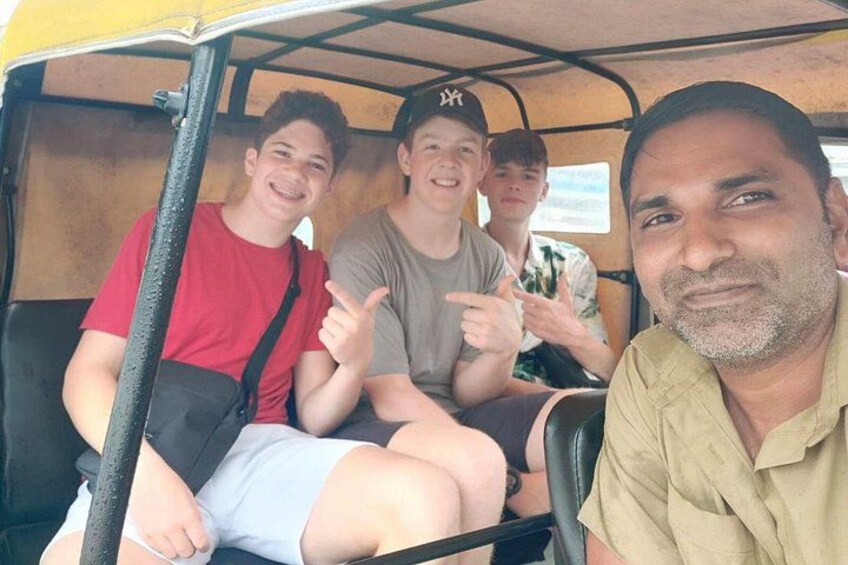 Tre persone in un veicolo con tetto giallo. 1