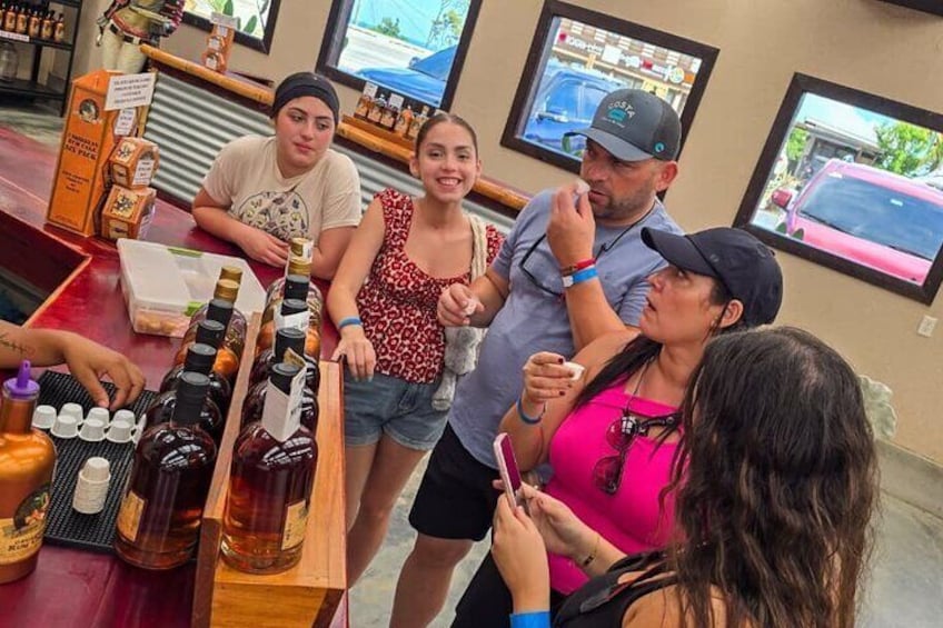 Des personnes sont assises au bar, devant des bouteilles d'alcool. 3