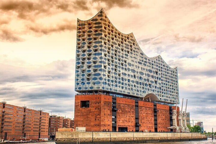 Un edificio moderno con una parte superior ondulada distintiva y una cuadrícula de ventanas. 2