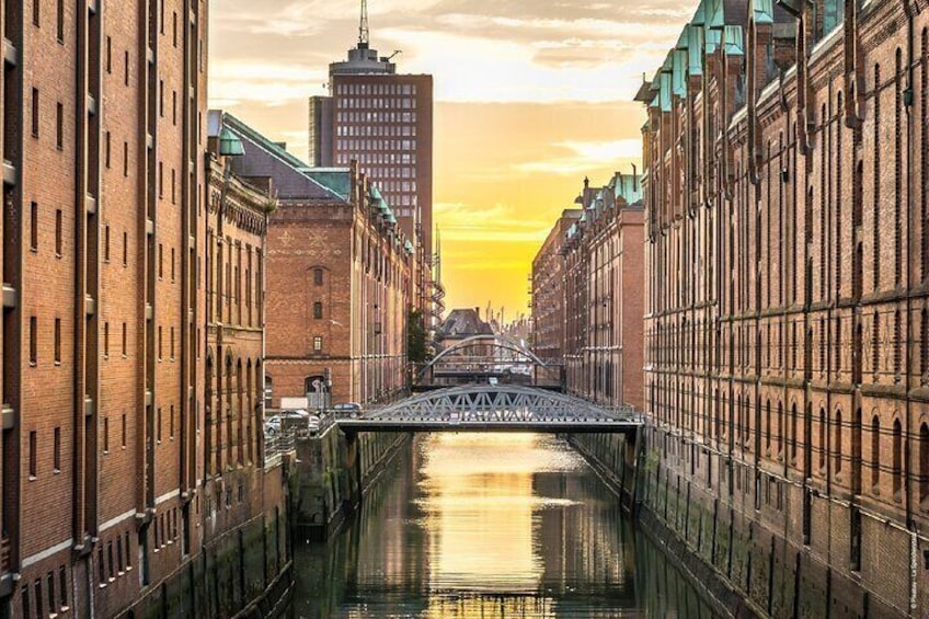 Un canal flanqueado por edificios y un puente a lo lejos. 3