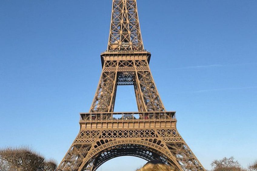 La Torre Eiffel, con su intrincada estructura de celosía de hierro y el arco en la base. 5