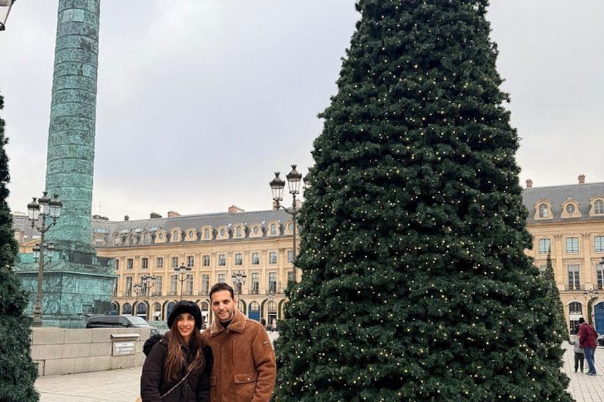 Un gran árbol de Navidad, un obelisco alto y edificios históricos al fondo. 4