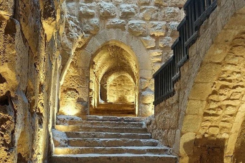 Una escalera de piedra que conduce a un arco de entrada en un edificio histórico. 4