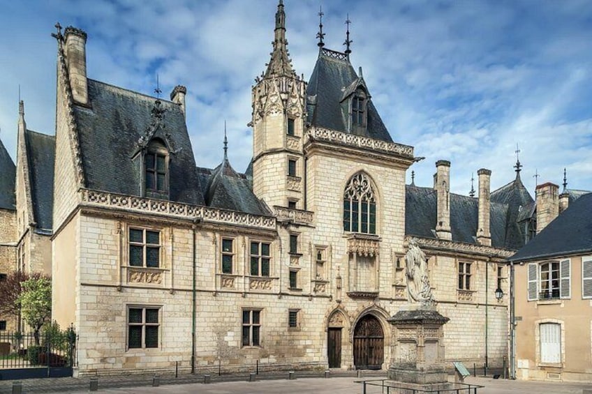 Palais Jacques Coeur: An exceptional masterpiece of Gothic civil architecture. 4