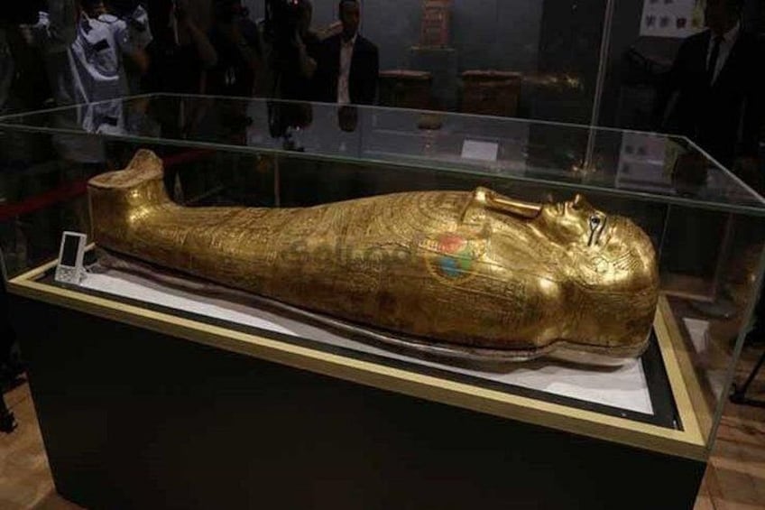 Ein goldener Sarkophag in einer Museumsausstellung. 3