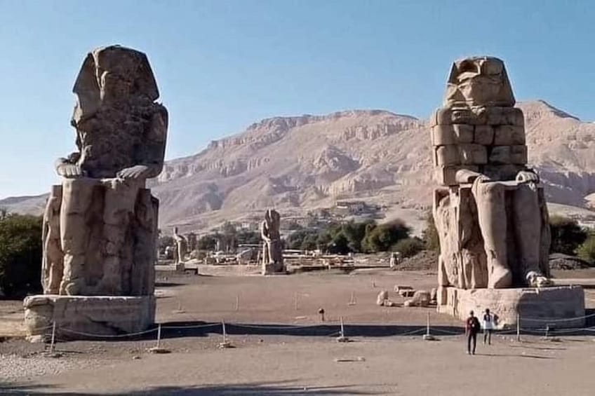 Alte ägyptische Sphinx-Statuen vor einer gebirgigen Kulisse. 4