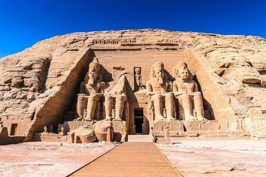 Eine große Pyramide mit Statuen am Eingang. 5