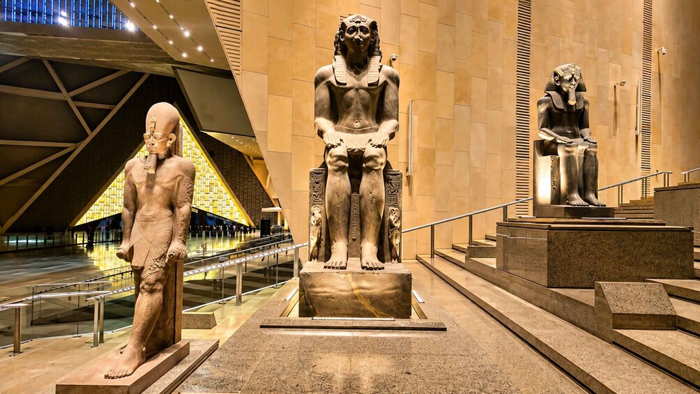 Interior de museo con estatuas del antiguo Egipto. 3