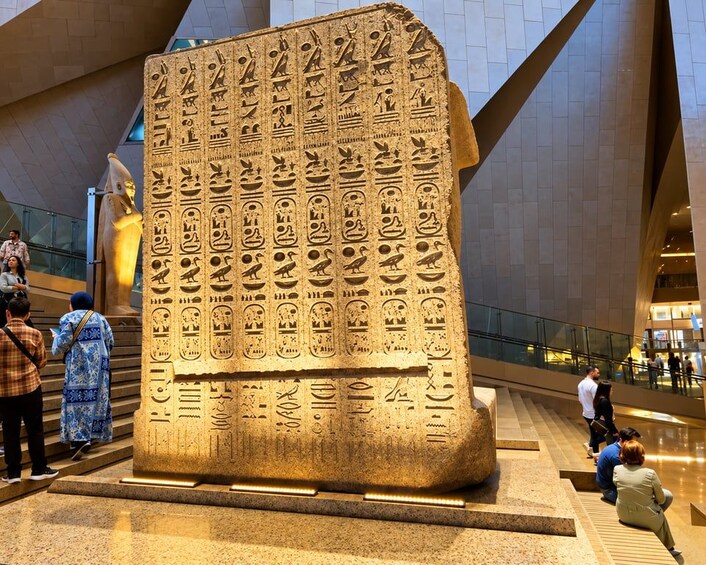Una gran losa de piedra con jeroglíficos en un edificio moderno. 4