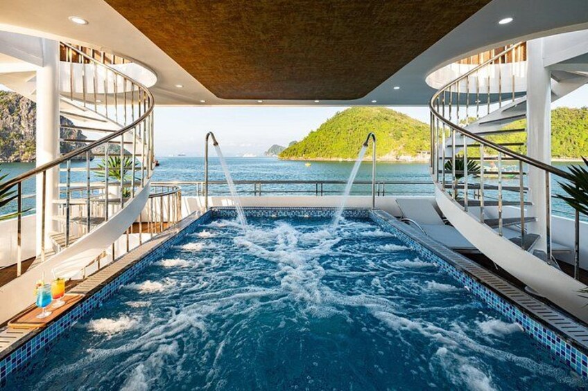 Ein Whirlpool mit Wasserstrahlmassagen auf dem Deck eines Kreuzfahrtschiffs mit Blick aufs Meer. 5