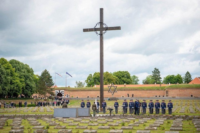Et stort trækorstegn, en Davidstjerne og en gruppe mennesker i uniform. 5