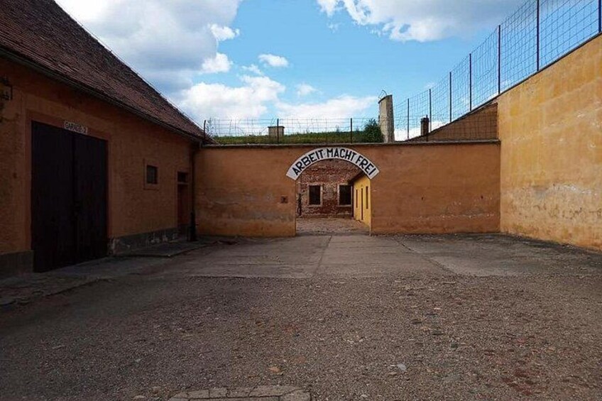 An industrial area with a sign reading 'ABRETT MACHTFREI' and a fenced perimeter. 3