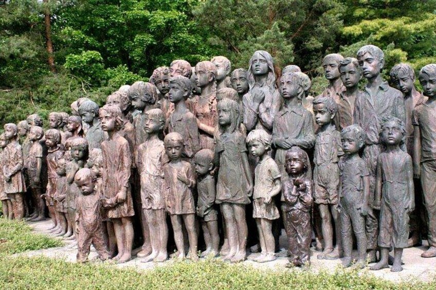 En række bronzestatuer af børn i forskellige positurer. 2