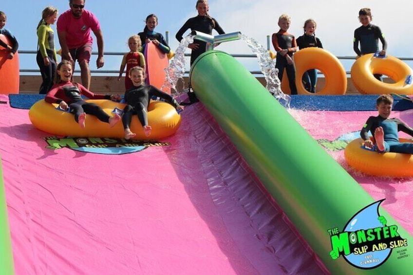 Des enfants sur des bouées gonflables dans un parc aquatique. 5