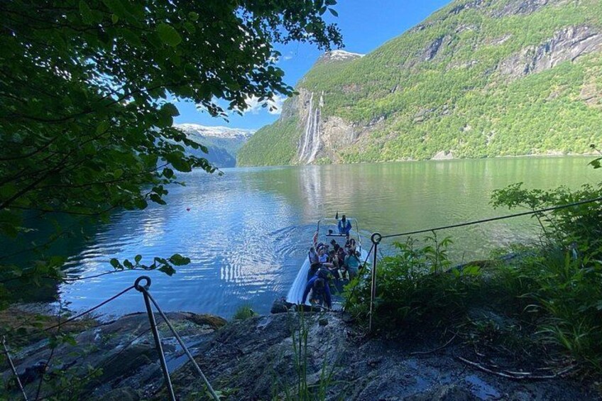Un bote en un lago tranquilo con montañas al fondo. 4