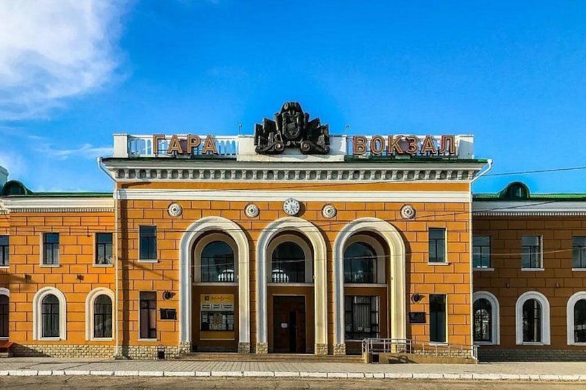 A building with arched windows and a sign that reads 'ВОКЗАЛ'. 2