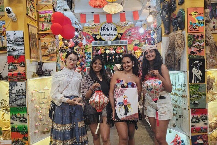 Una tienda con diversos artículos expuestos, entre ellos, faroles y objetos decorativos. 5