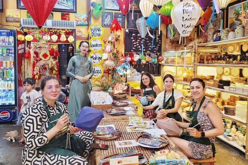 Un puesto de mercado con diversos artículos a la venta, incluyendo faroles y objetos decorativos. 1