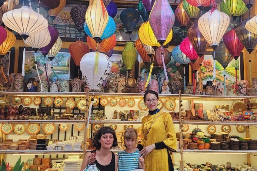 Tienda con faroles de colores y diversos artículos en exhibición. 3