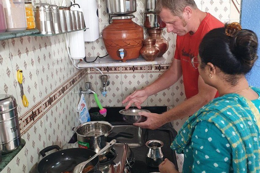 Mumbai: Indian Cooking Class with Unlimited Home-Style Meal 1