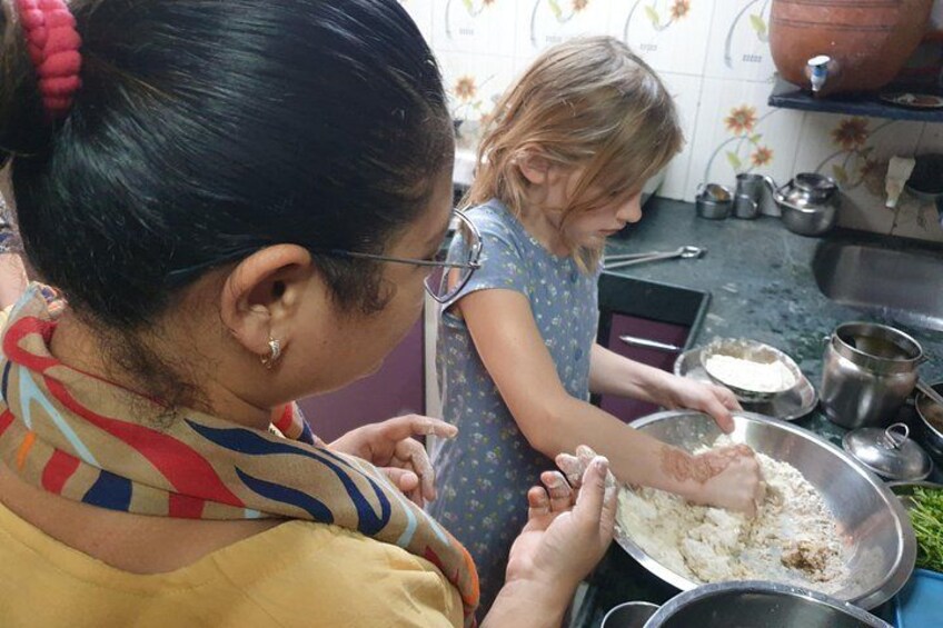 Mumbai: Indian Cooking Class with Unlimited Home-Style Meal 5