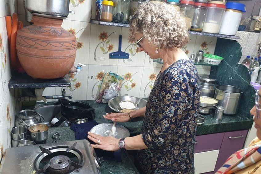 Mumbai: Indian Cooking Class with Unlimited Home-Style Meal 2