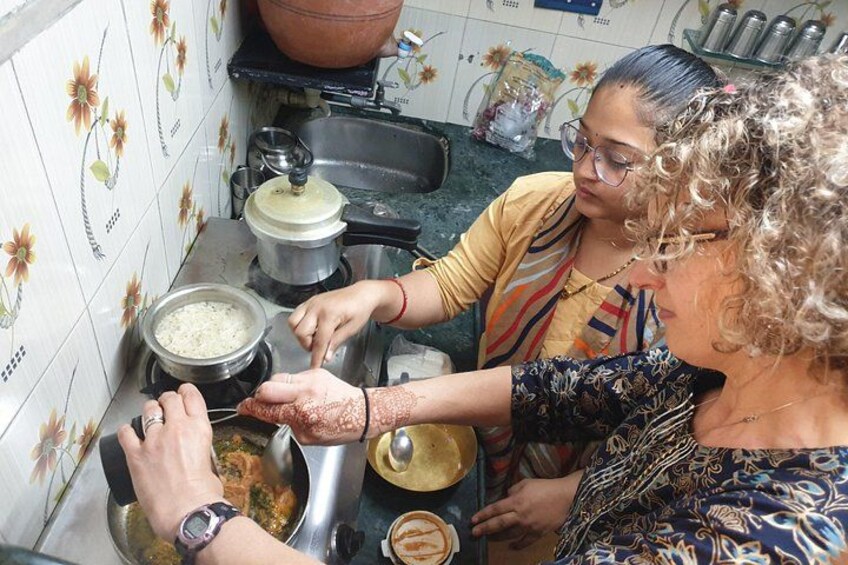 Mumbai: Indian Cooking Class with Unlimited Home-Style Meal 4