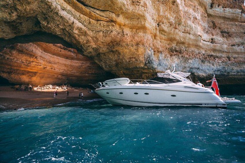 Un yacht blanc était amarré près d’une falaise rocheuse, au bord de la mer. 2