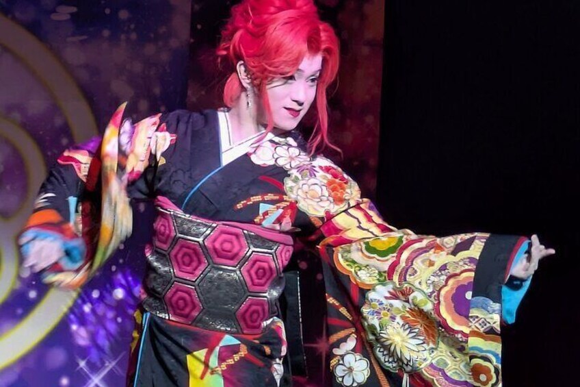 Una persona indossa un kimono colorato con un motivo geometrico. 4