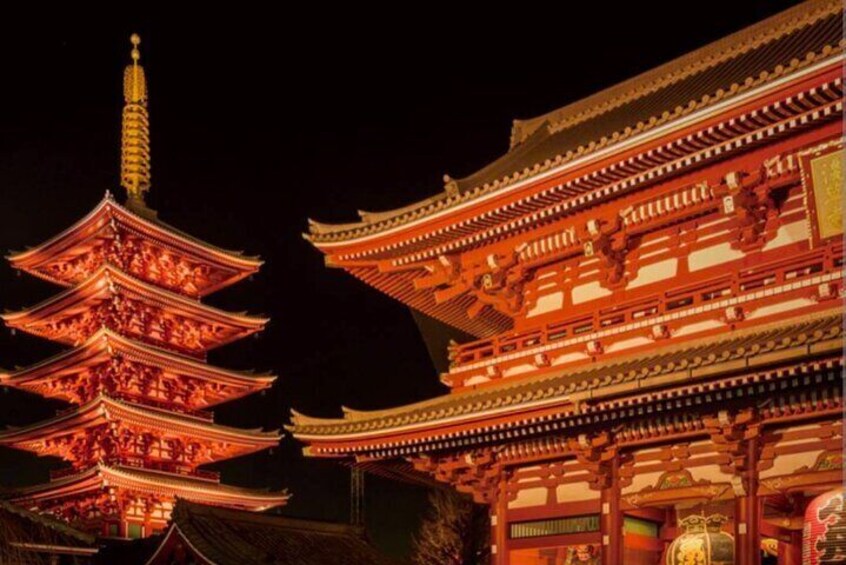 Un pagodone a più livelli e architettura tradizionale giapponese illuminati di notte. 1