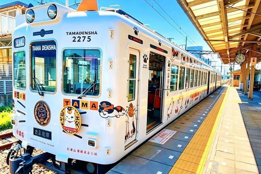 Un tren con el número 2275 en el andén de una estación. 1