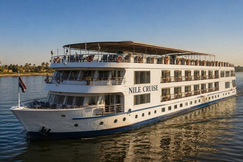 Ein großes, mehrstöckiges Flusskreuzfahrtschiff mit dem Namen Nile Cruise. 4