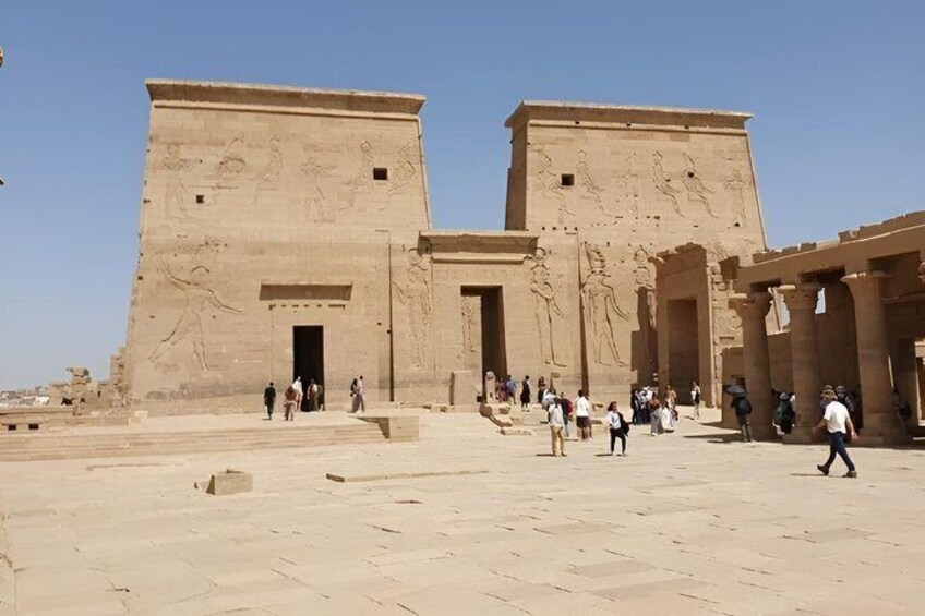 Ein alter ägyptischer Tempel mit Hieroglyphen und Besuchern. 3