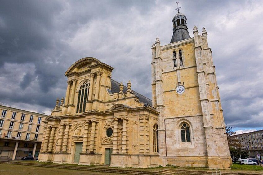 Notre-Dame Cathedral: One of the few historic buildings that survived the bombings. 2