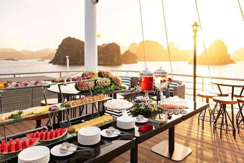 Un tavolo del buffet con diversi cibi e vista panoramica sull'oceano. 3