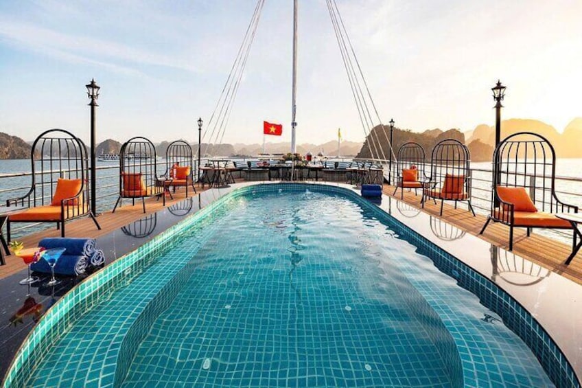 Una piscina su una barca con lettini e una bandiera. 4