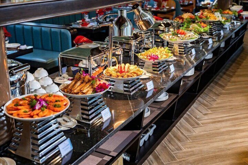 Un buffet con diversi piatti, tra cui pesce, insalate e antipasti, disposti su un tavolo lungo. 5