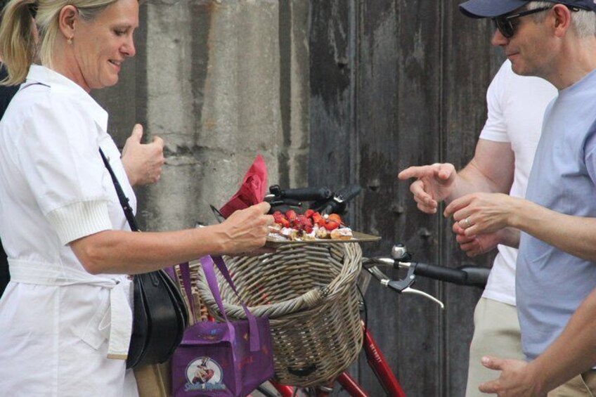 Bruges Intimate Bike Tour Highlights & Gems, Small group (max 8) 3