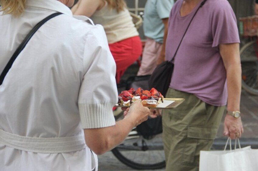 Bruges Intimate Bike Tour Highlights & Gems, Small group (max 8) 4