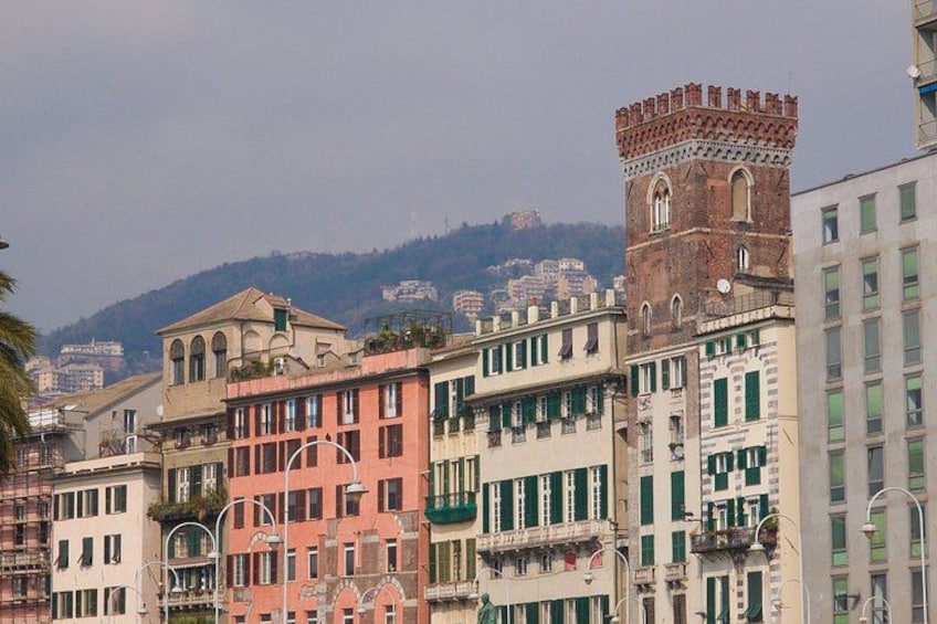 Un paisaje urbano con edificios históricos, una torre destacada y una montaña al fondo. 5