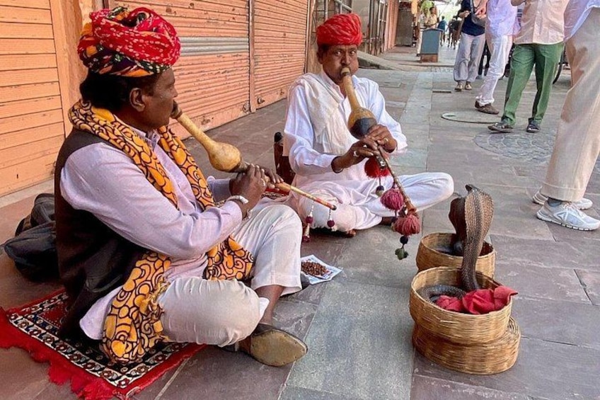 To mænd spiller på traditionelle blæseinstrumenter i en gade. 5
