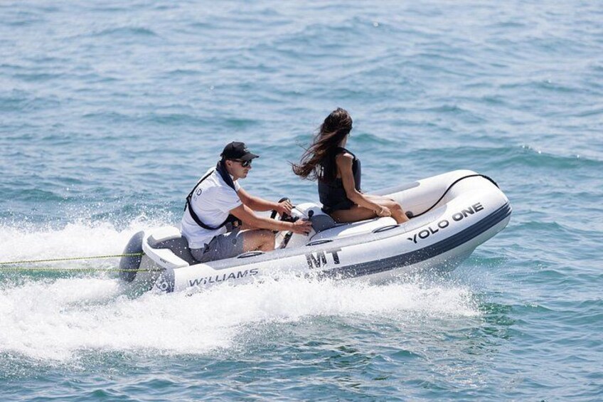 Due persone sullo sci nautico con la scritta 'YOLO ONE'. 4