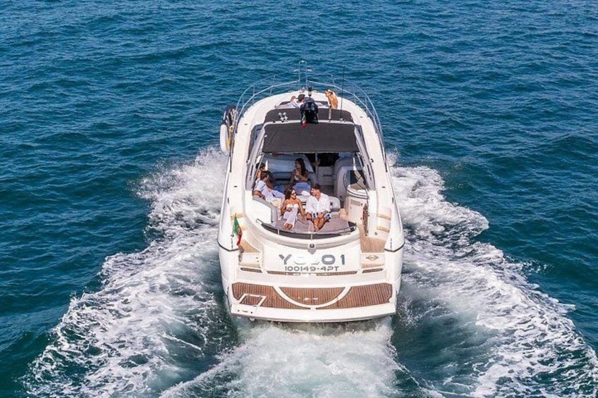 Una motobarca bianca con il numero 100149-PT sullo scafo, che si muove in acque blu. 5