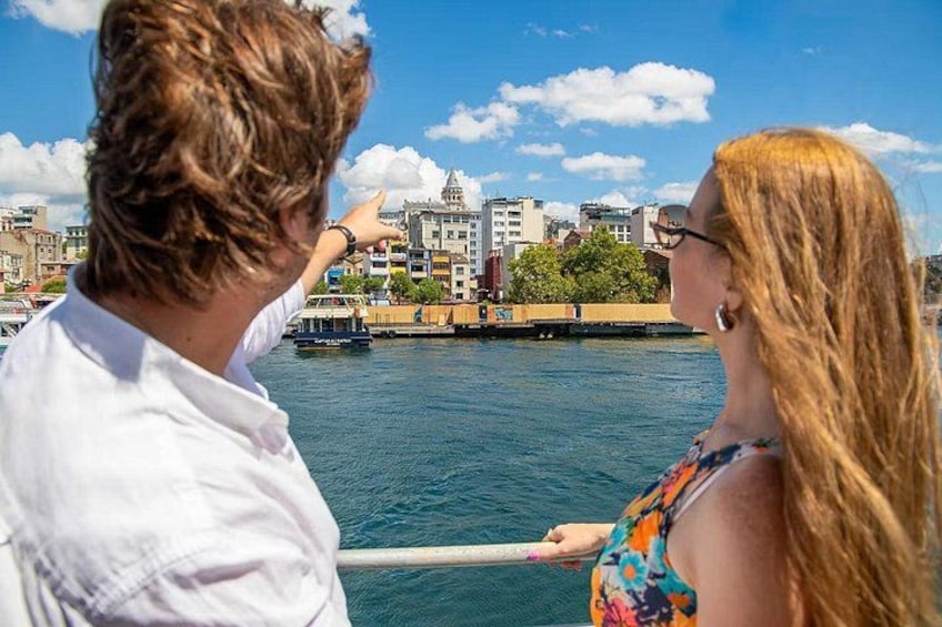 Una pareja en un bote contemplando un paisaje urbano con edificios y una masa de agua. 4