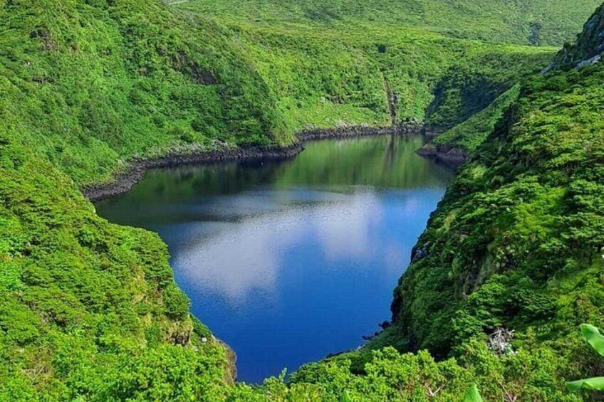 Un lago rodeado de colinas verdes y exuberantes. 5