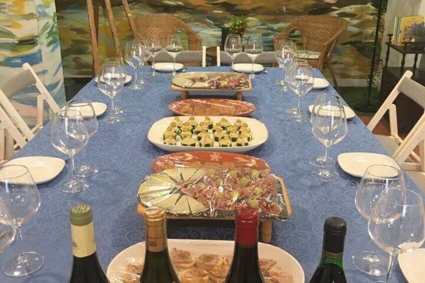 Una tavola imbandita con diversi piatti e bicchieri di vino. 3