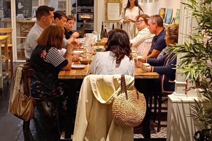 Un gruppo di persone che cena a un tavolo di legno in un ristorante. 2