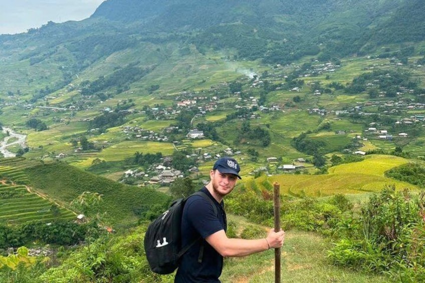 Un randonneur sur un sentier, avec un paysage montagneux en arrière-plan. 2
