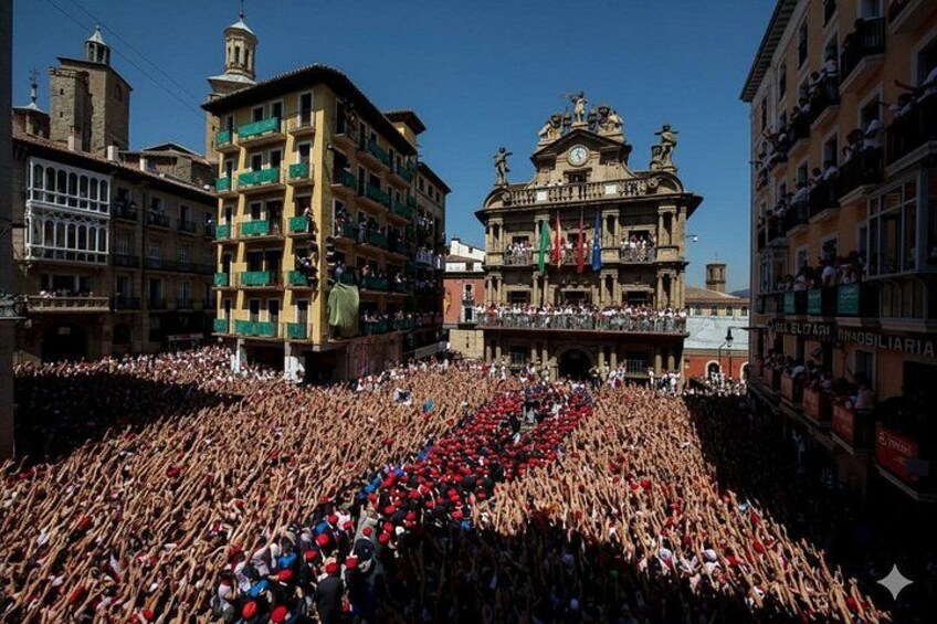 Una folla numerosa si è radunata in una piazza, sullo sfondo edifici storici. 3